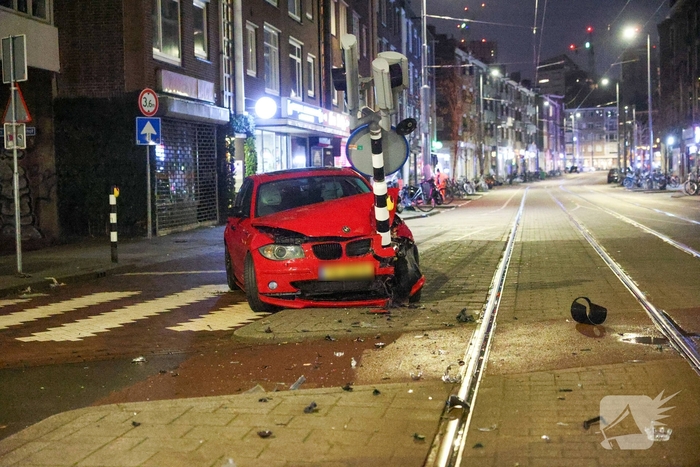 Auto rijdt stoplicht omver op druk kruispunt