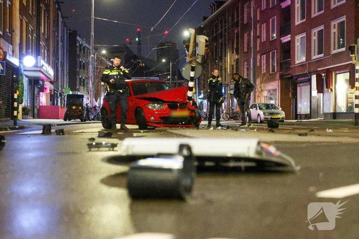 Auto rijdt stoplicht omver op druk kruispunt