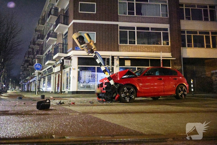 Auto rijdt stoplicht omver op druk kruispunt