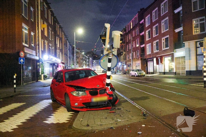 Auto rijdt stoplicht omver op druk kruispunt