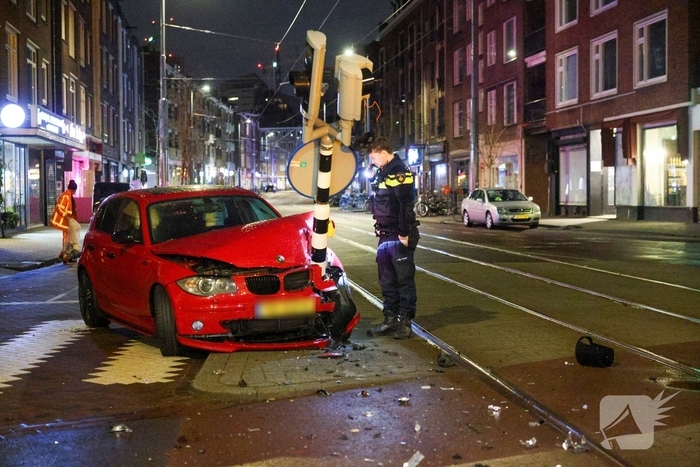Auto rijdt stoplicht omver op druk kruispunt