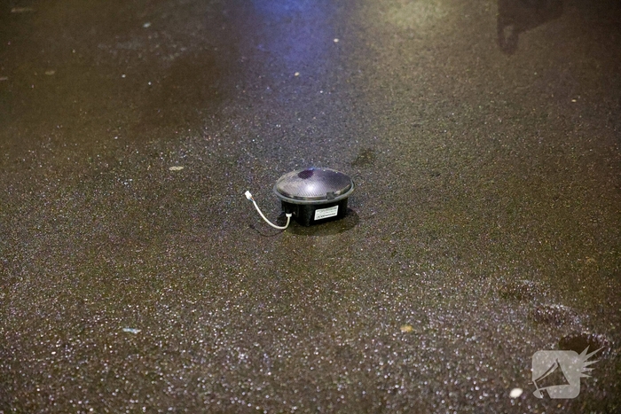 Auto rijdt stoplicht omver op druk kruispunt