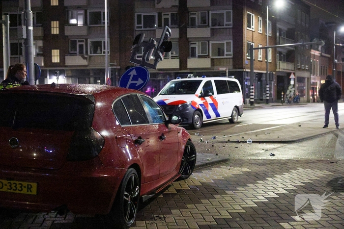 Auto rijdt stoplicht omver op druk kruispunt