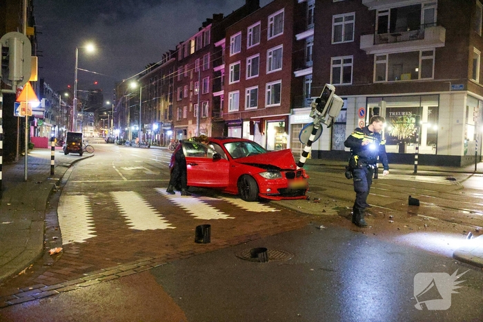 Auto rijdt stoplicht omver op druk kruispunt
