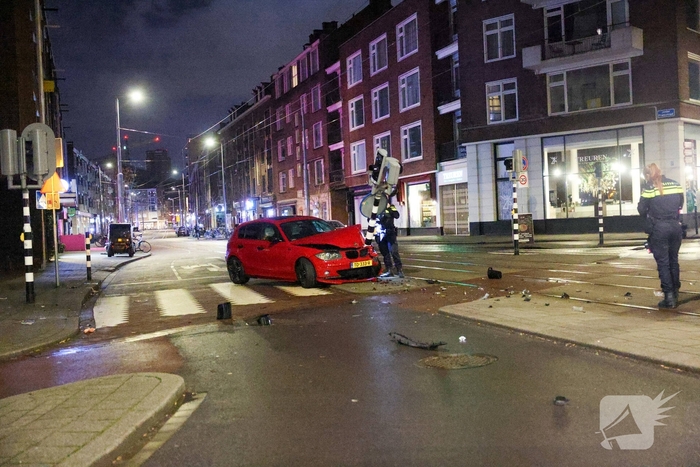 Auto rijdt stoplicht omver op druk kruispunt