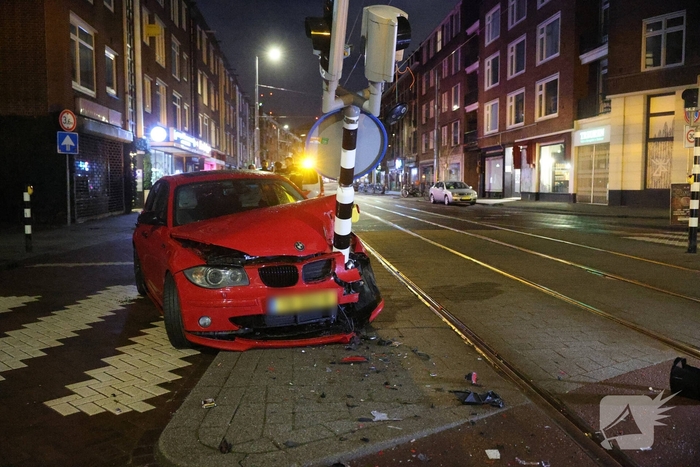 Auto rijdt stoplicht omver op druk kruispunt