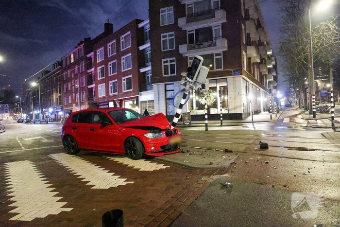 Auto rijdt stoplicht omver op druk kruispunt