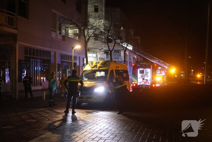 Persoon zwaargewond geraakt bij brand in portiekwoning