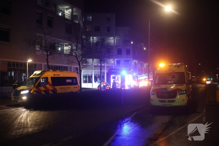 Persoon zwaargewond geraakt bij brand in portiekwoning