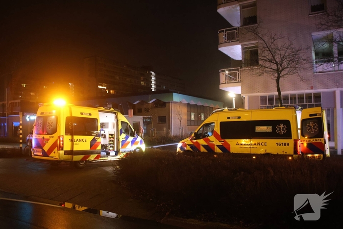 Persoon zwaargewond geraakt bij brand in portiekwoning