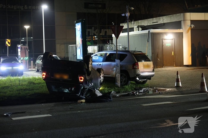 Aanrijding tussen twee voertuigen bij benzinepomp