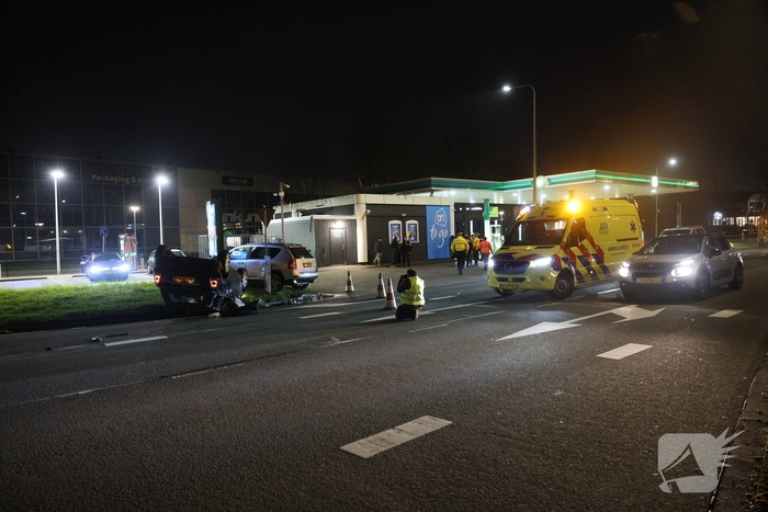 Aanrijding tussen twee voertuigen bij benzinepomp