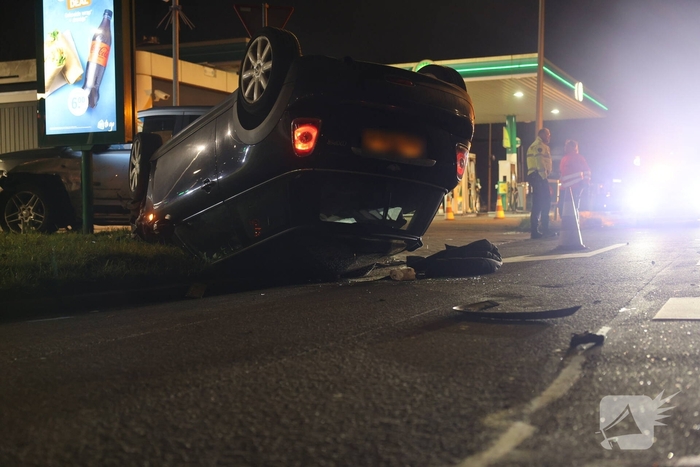 Aanrijding tussen twee voertuigen bij benzinepomp