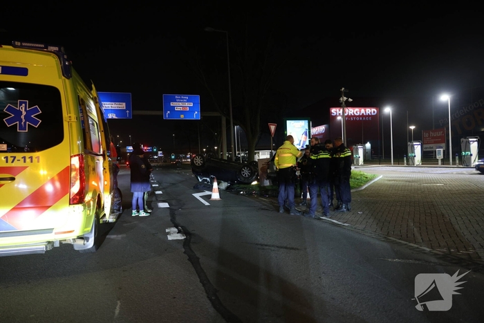 Aanrijding tussen twee voertuigen bij benzinepomp