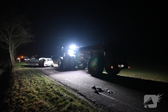 Frontale aanrijding tussen tractor en auto