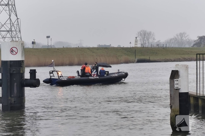 Auto te water bij veerpont