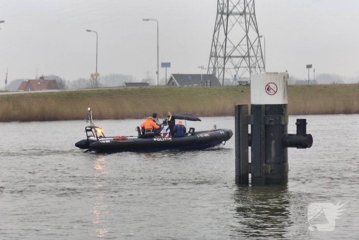 Auto te water bij veerpont