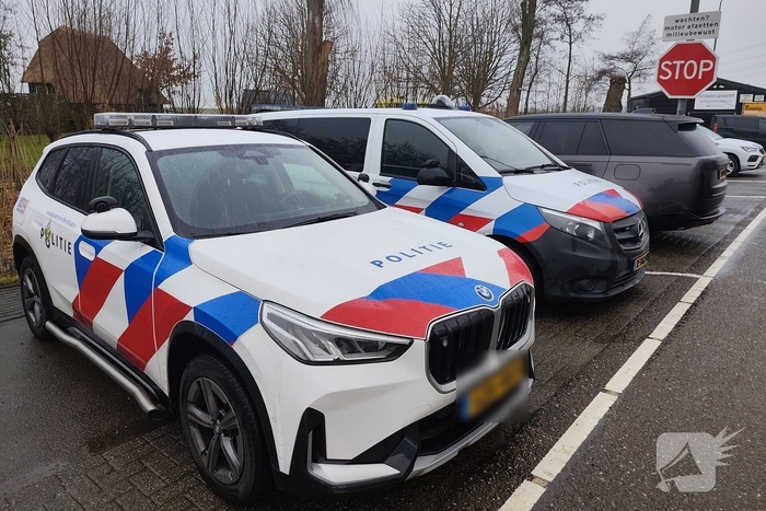 Auto te water bij veerpont