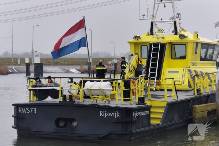Auto te water bij veerpont