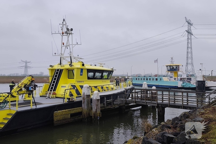 Auto te water bij veerpont