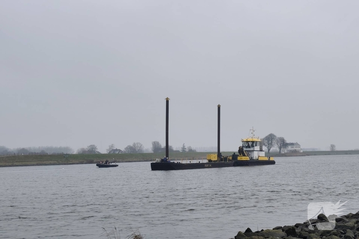 Auto te water bij veerpont