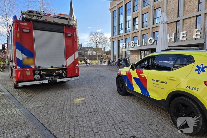 Verward persoon spuit met verf in bibliotheek
