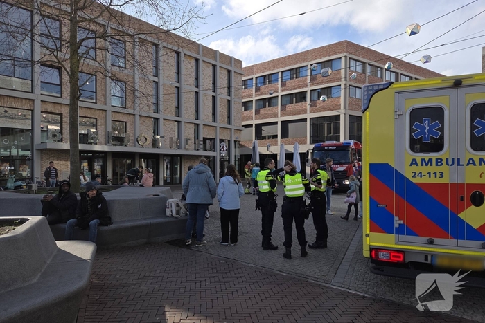 Verward persoon spuit met verf in bibliotheek
