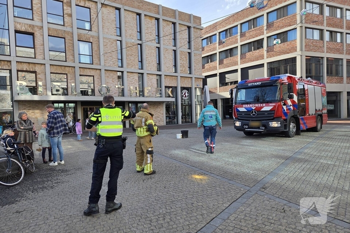 Verward persoon spuit met verf in bibliotheek