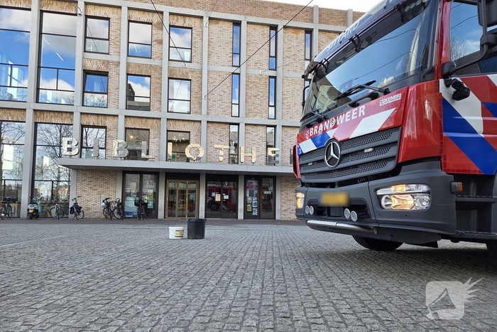 Verward persoon spuit met verf in bibliotheek