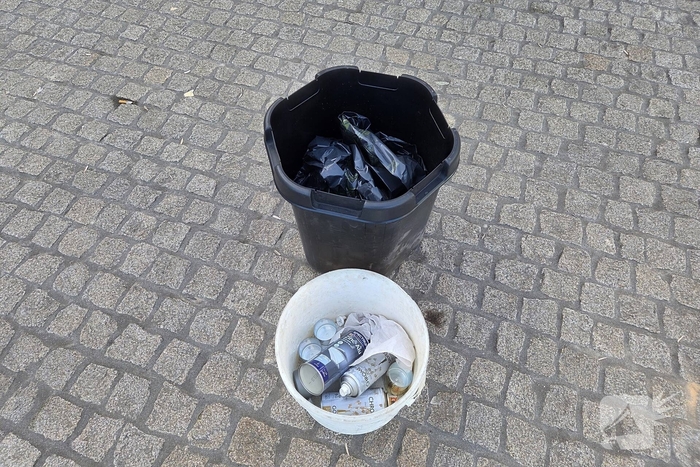 Verward persoon spuit met verf in bibliotheek