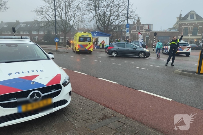 Oudere man op fiets geraakt door auto