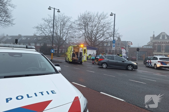 Oudere man op fiets geraakt door auto