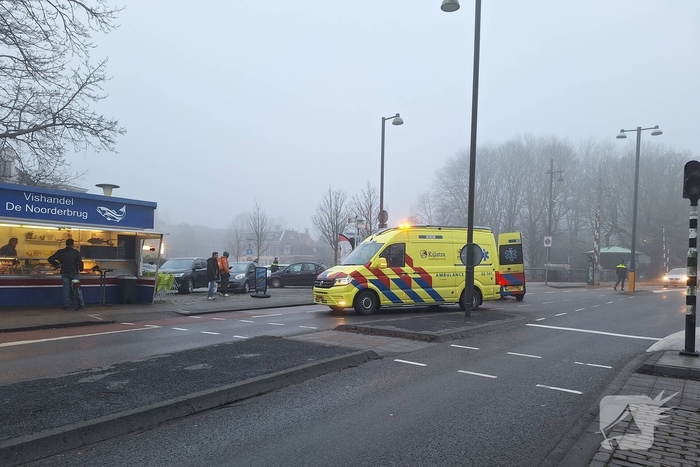 Oudere man op fiets geraakt door auto