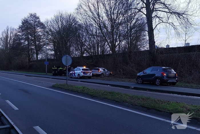 Automobilist botst tegen boom en raakt gewond
