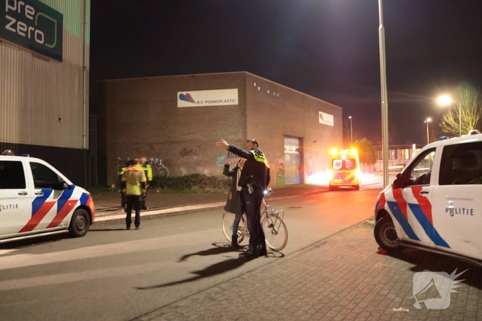 Persoon komt veilig uit water na incident