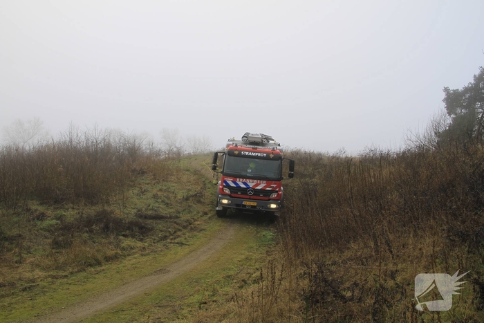 Buitenbrand onder monumentale bank na barbecue