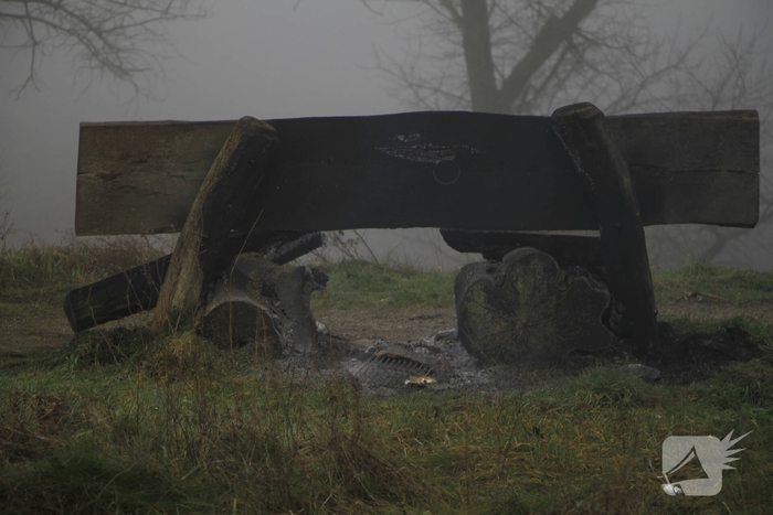 Buitenbrand onder monumentale bank na barbecue