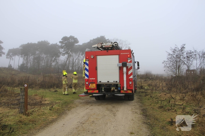 Buitenbrand onder monumentale bank na barbecue