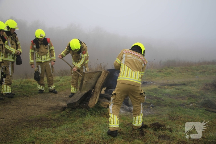 Buitenbrand onder monumentale bank na barbecue