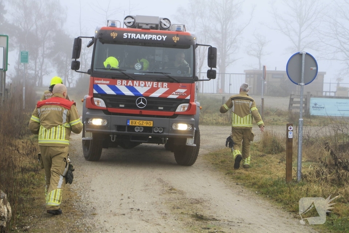 Buitenbrand onder monumentale bank na barbecue