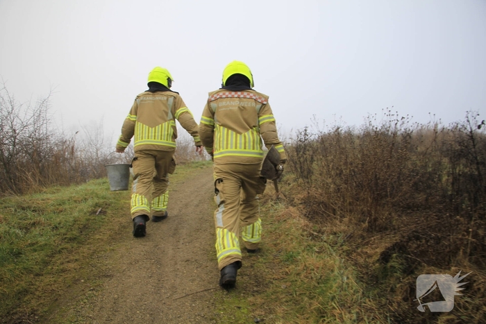 Buitenbrand onder monumentale bank na barbecue