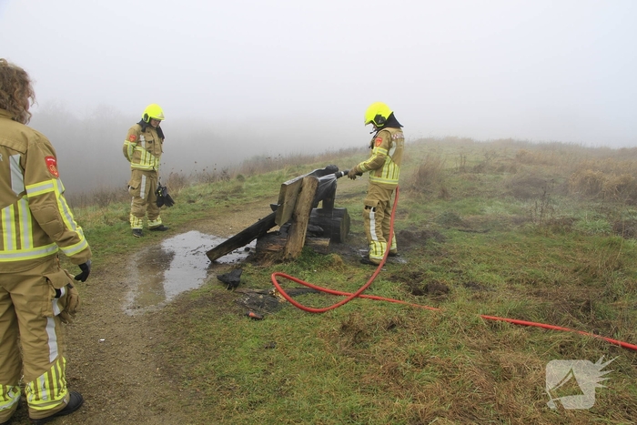 Buitenbrand onder monumentale bank na barbecue