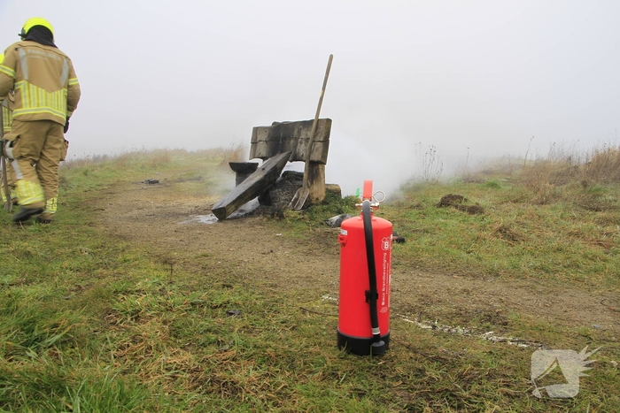 Buitenbrand onder monumentale bank na barbecue