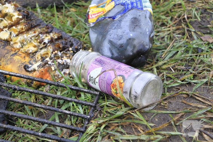 Buitenbrand onder monumentale bank na barbecue