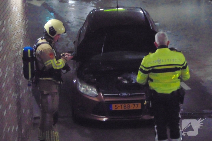 Autobrand in garage snel onder controle