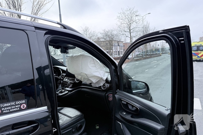 Taxi total-loss na botsing met auto