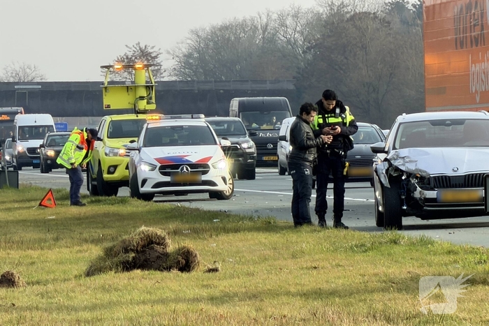 Botsing tussen twee auto's op snelweg