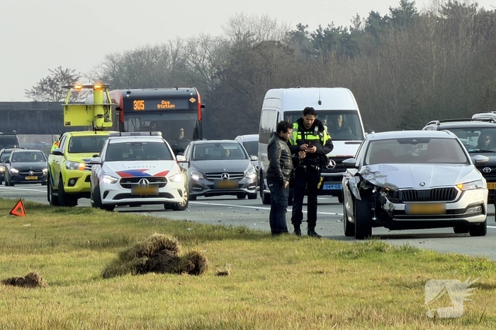 Botsing tussen twee auto's op snelweg