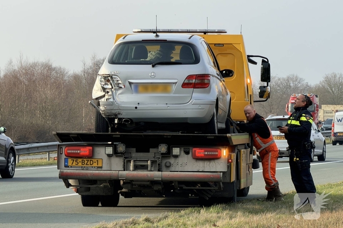Botsing tussen twee auto's op snelweg