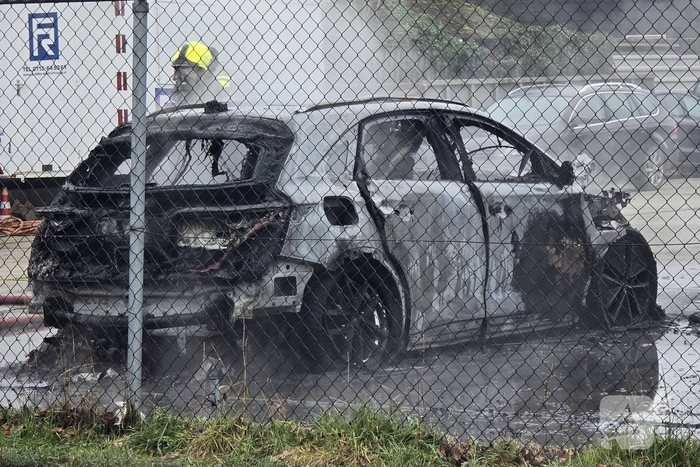 Dure stationwagen verwoest door brand